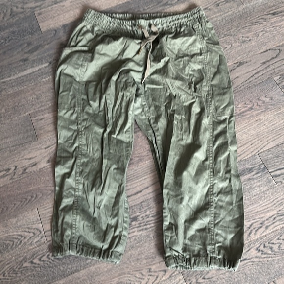 Joe Fresh Green Capris - Picture 4 of 11